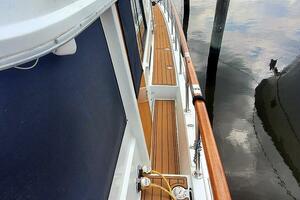 Side Walkway Port