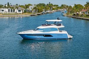 2020 52 Prestige Flybridge - Vacay - Profile