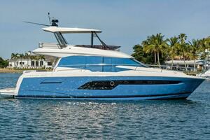 2020 52 Prestige Flybridge - Vacay - Profile