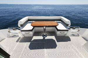 2021 Cruisers Yachts thumbnail 12