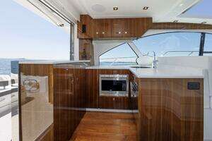 2021 Cruisers Yachts thumbnail 18