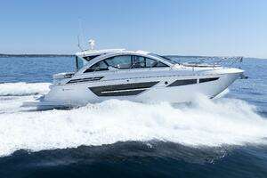 2021 Cruisers Yachts thumbnail 2
