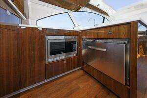 2021 Cruisers Yachts thumbnail 19