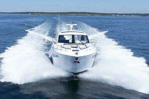 2021 Cruisers Yachts thumbnail 64