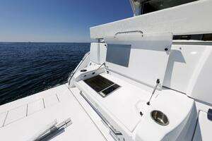 2021 Cruisers Yachts thumbnail 43