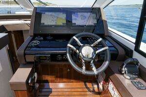 2021 Cruisers Yachts thumbnail 27