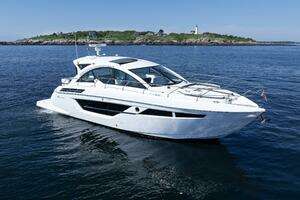 2021 Cruisers Yachts thumbnail 7