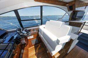 2021 Cruisers Yachts thumbnail 28