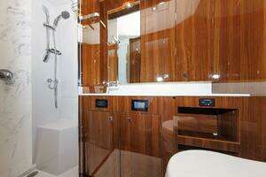 2021 Cruisers Yachts thumbnail 35