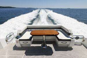 2021 Cruisers Yachts thumbnail 11