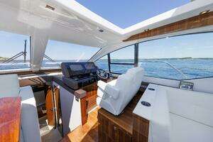 2021 Cruisers Yachts thumbnail 25