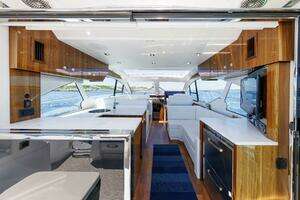2021 Cruisers Yachts thumbnail 16