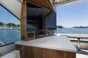2021 Cruisers Yachts thumbnail 22