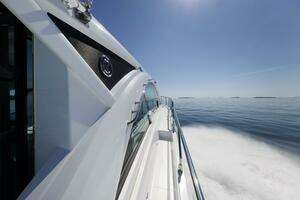 2021 Cruisers Yachts thumbnail 46