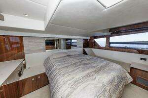 2021 Cruisers Yachts thumbnail 31