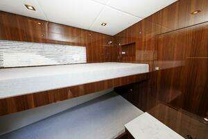 2021 Cruisers Yachts thumbnail 39