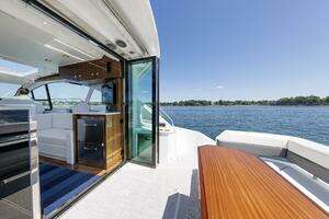 2021 Cruisers Yachts thumbnail 15