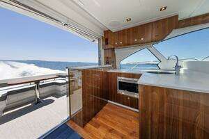 2021 Cruisers Yachts thumbnail 17