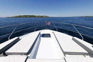 2021 Cruisers Yachts thumbnail 48