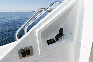 2021 Cruisers Yachts thumbnail 13