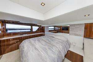 2021 Cruisers Yachts thumbnail 30