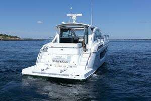 2021 Cruisers Yachts thumbnail 8