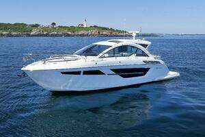2021 Cruisers Yachts thumbnail 5