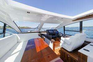 2021 Cruisers Yachts thumbnail 24
