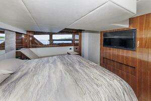 2021 Cruisers Yachts thumbnail 33