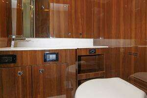 2021 Cruisers Yachts thumbnail 34