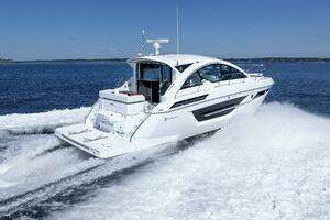 2021 Cruisers Yachts thumbnail 3