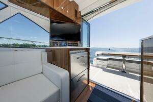 2021 Cruisers Yachts thumbnail 21