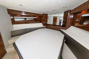 2021 Cruisers Yachts thumbnail 37