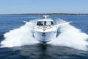 2021 Cruisers Yachts thumbnail 4