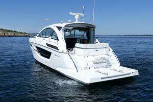 2021 Cruisers Yachts thumbnail 9