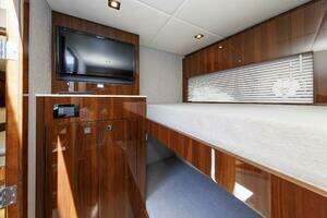 2021 Cruisers Yachts thumbnail 38