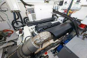 2021 Cruisers Yachts thumbnail 54