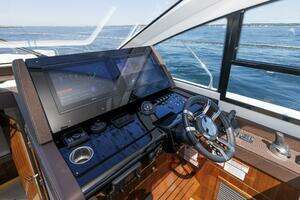 2021 Cruisers Yachts thumbnail 26