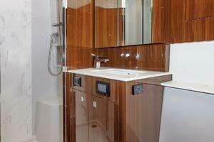 2021 Cruisers Yachts thumbnail 41