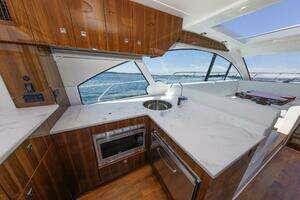 2021 Cruisers Yachts thumbnail 20