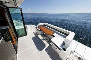 2021 Cruisers Yachts thumbnail 14