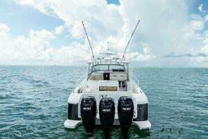 2018 Intrepid 430 Sport Yacht thumbnail 3