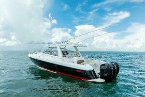 2018 Intrepid 430 Sport Yacht thumbnail 2