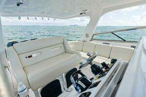 2018 Intrepid 430 Sport Yacht thumbnail 31