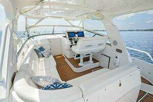 2015 Intrepid 430 Sport Yacht thumbnail 16