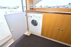 2015 Dyna Yachts 60 Pilothouse Motoryacht thumbnail 38