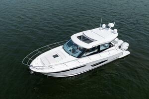 Regal XO 38 Lady G- Profile
