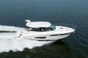 Regal XO 38 Lady G- Profile