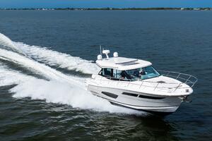 Regal XO 38 Lady G- Profile