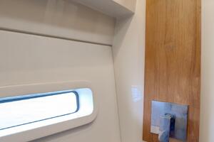 Regal XO 38 Lady G- VIP Stateroom Head